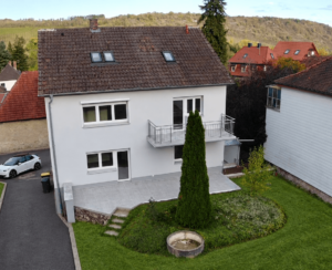 big_Suburbanes20Haus20mit20gruner20Gartenlandschaft-2
