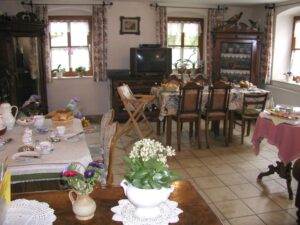 big_Wohn-20u.Esszimmer20bzw.20Fruhstucksraum20fur20Gaste20im20Erdgeschoss